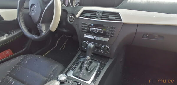 Mercedes-Benz C180 (2011) - Image 7