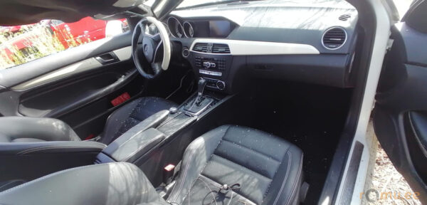 Mercedes-Benz C180 (2011) - Image 6