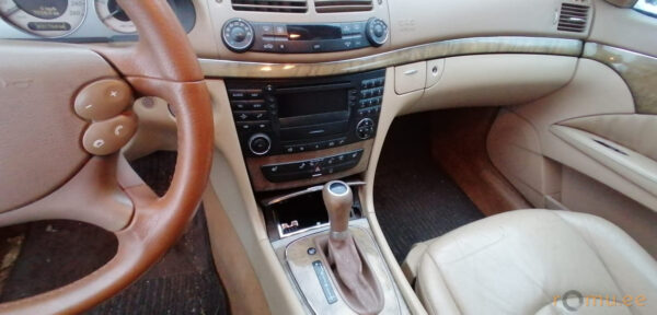 Mercedes-Benz E220 CDI (2006) - Image 8