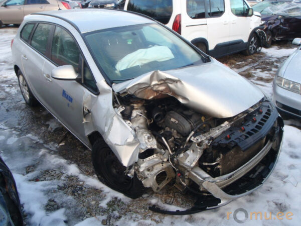 Opel Astra Sports Tourer (2013) - Image 2