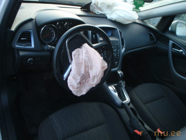 Opel Astra Sports Tourer (2013) - Image 8