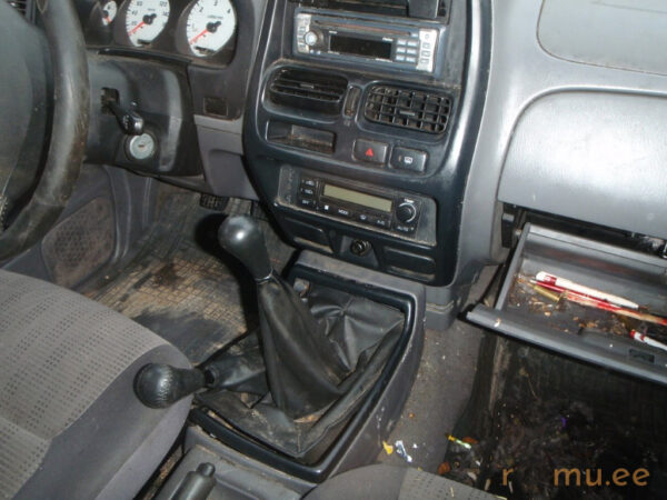 Nissan Pick-Up (2004) - Image 8