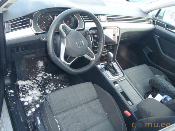 Volkswagen Passat (2021) - Image 9