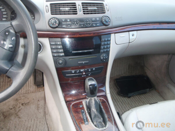 Mercedes-Benz E270 CDI (2003) - Image 7