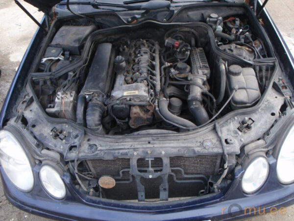 Mercedes-Benz E270 CDI (2003) - Image 5