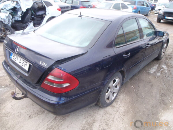 Mercedes-Benz E270 CDI (2003) - Image 3