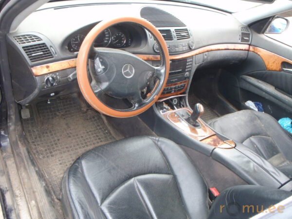 Mercedes-Benz E240 T (2004) - Image 6