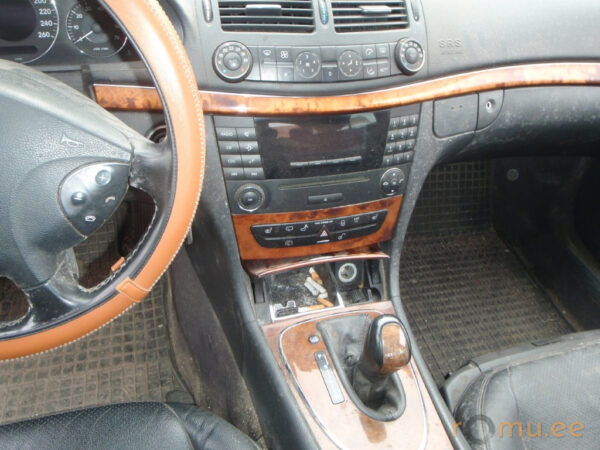 Mercedes-Benz E240 T (2004) - Image 7