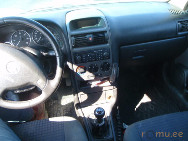 Opel Astra Caravan (2004) - Image 7
