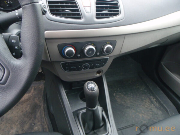 Renault Megane (2011) — изображение 8