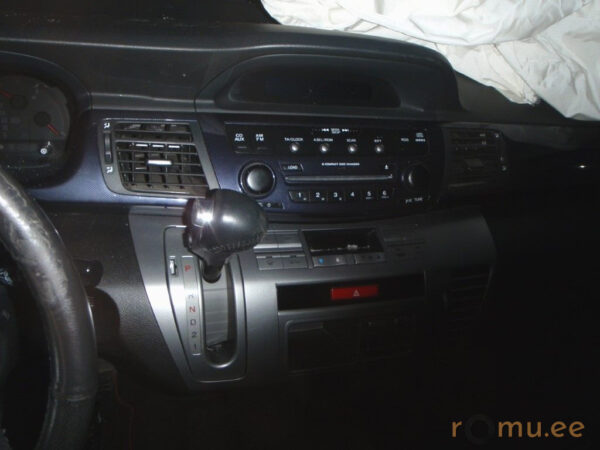 Honda FR-V (2008) - Image 8