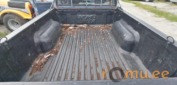 Nissan King Cab (1990) - Image 6