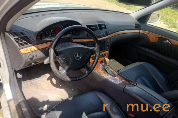 Mercedes-Benz E270 CDi T (2004) - Image 6