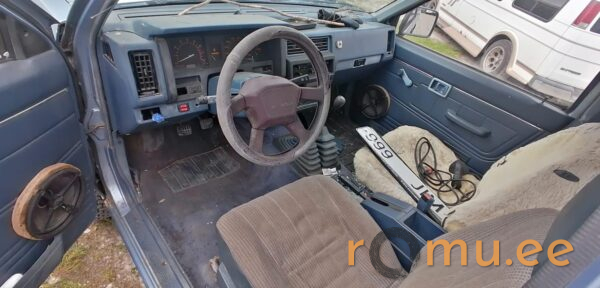 Nissan King Cab (1990) - Image 8