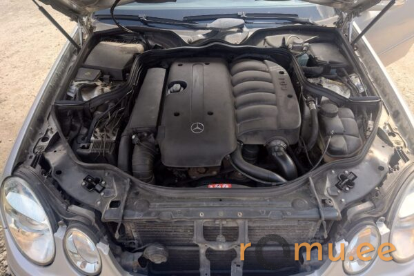 Mercedes-Benz E270 CDi T (2004) - Image 5