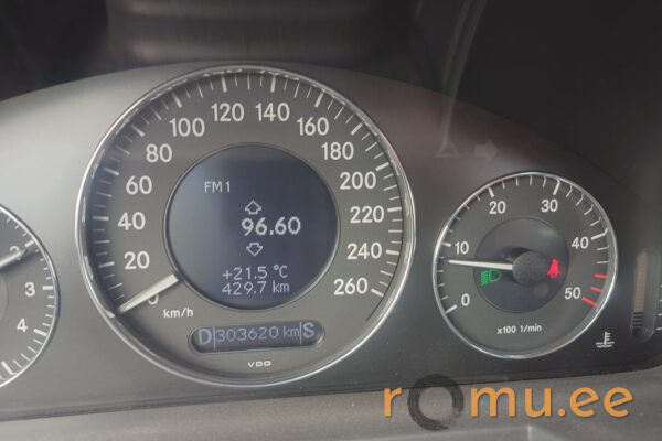 Mercedes-Benz E270 CDi T (2004) - Image 9