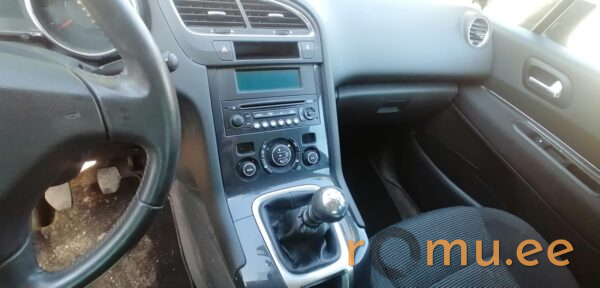Peugeot 5008 (2012) - Image 8