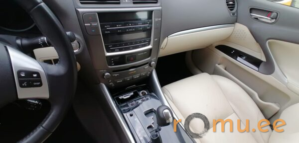 Lexus IS250 (2012) - Image 10