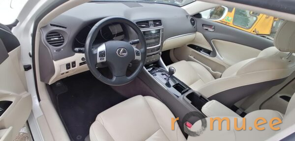 Lexus IS250 (2012) - Image 9