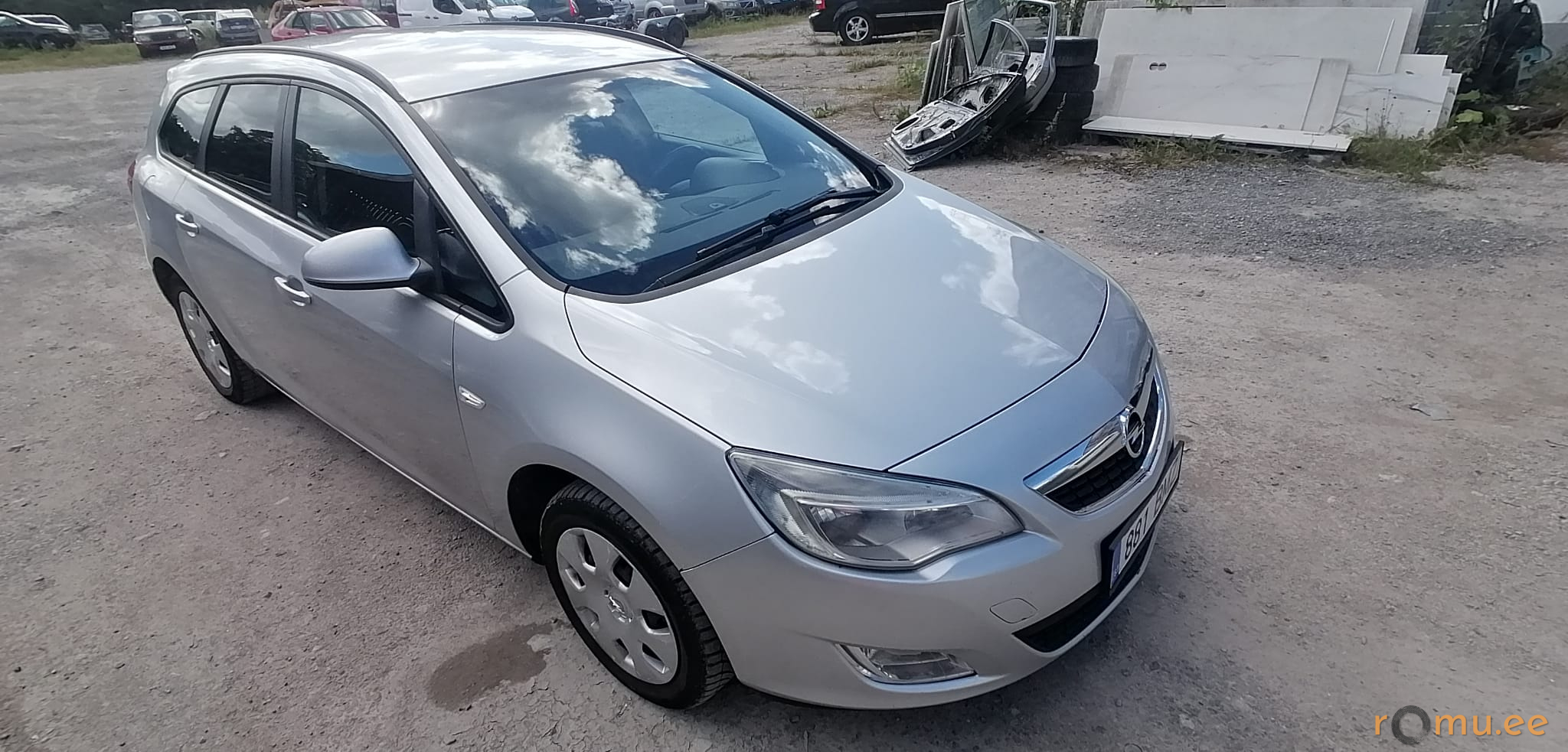 Opel Astra Sports Tourer (2011) - Image 2